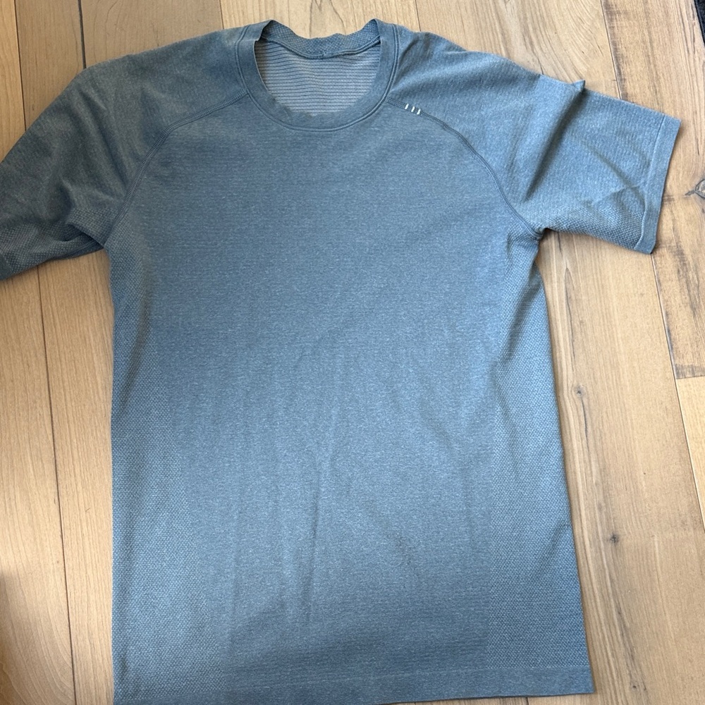 Lululemon Men's Blue-Gray Metal Vent  T-Shirt